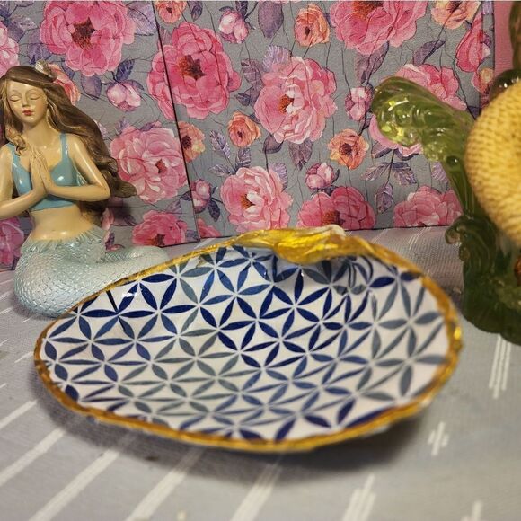 DECOUPAGE CLAM SHELL DECOUPAGE BLUE PATTERN CLAM SHELL TRINKET DISH - Picture 6 of 8
